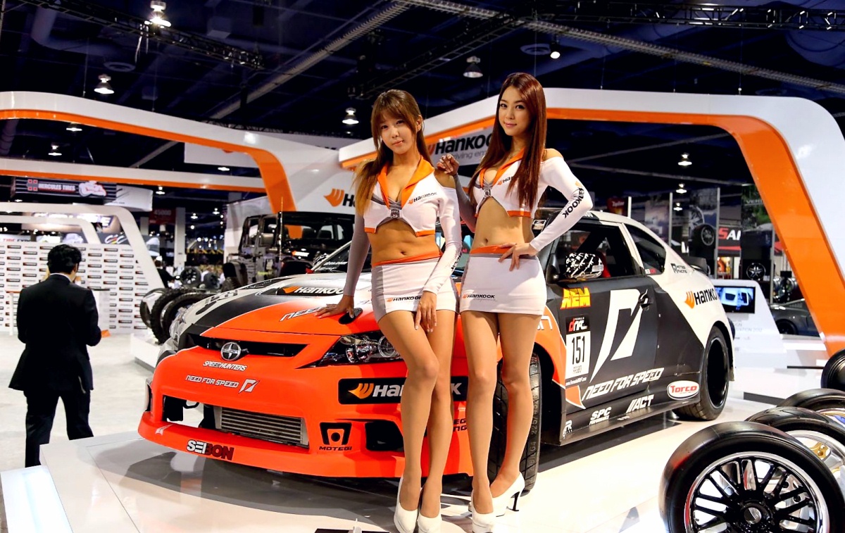 Девушки тюнинг-шоу SEMA-2012 - фото - LiveCars.Ru