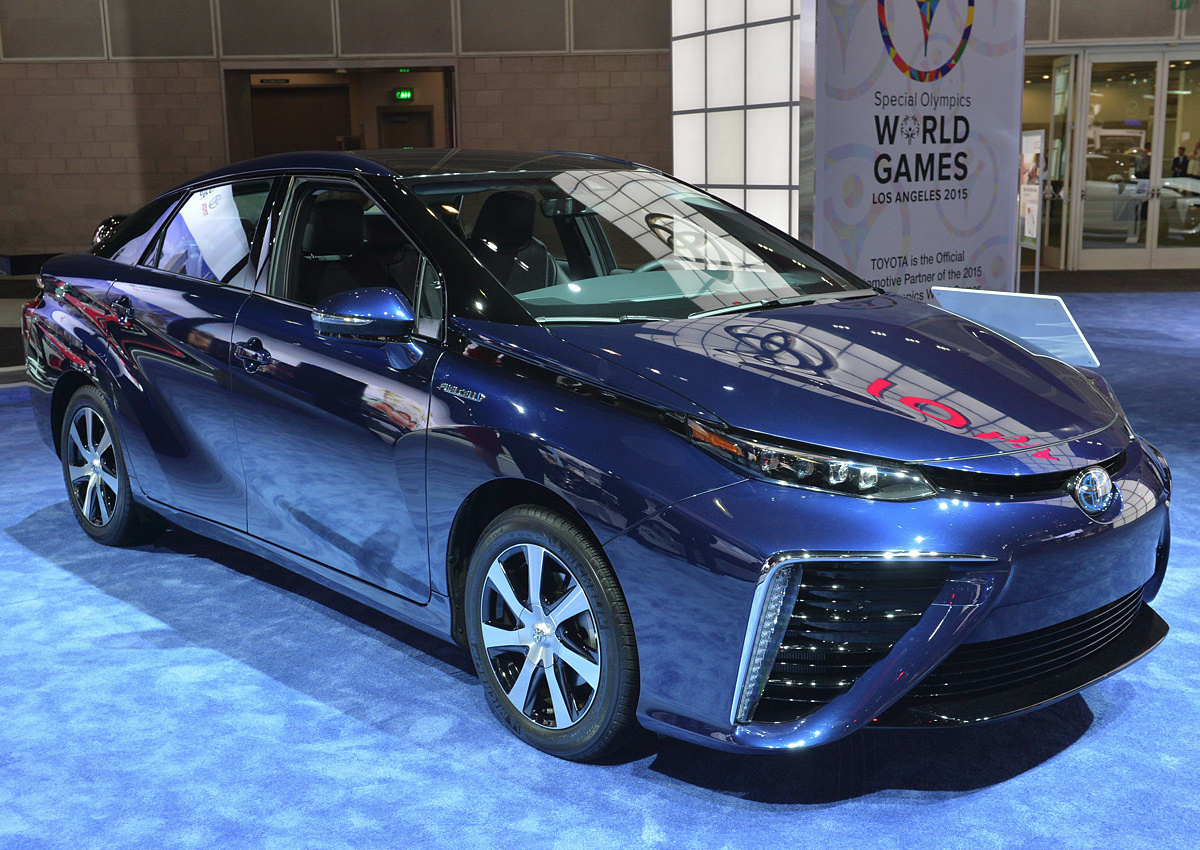 Серийный водородный седан Toyota Mirai - фото - LiveCars.Ru