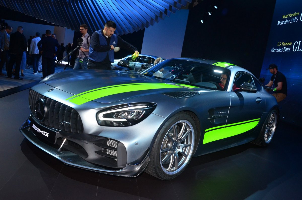 Mercedes AMG gt r салон