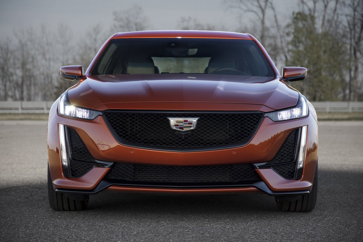 Cadillac седан 2021